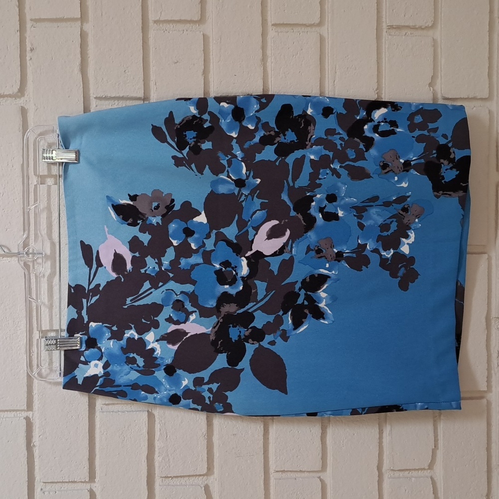New York & Company Stretch Blue/Black Floral Skirt. Size 6 NWT